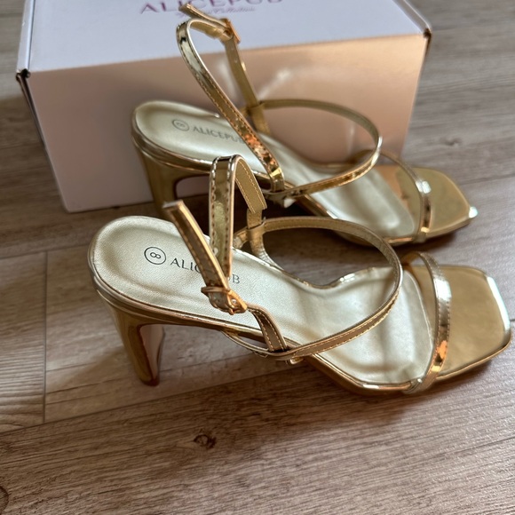 Gold heels size 8 - Picture 6 of 7